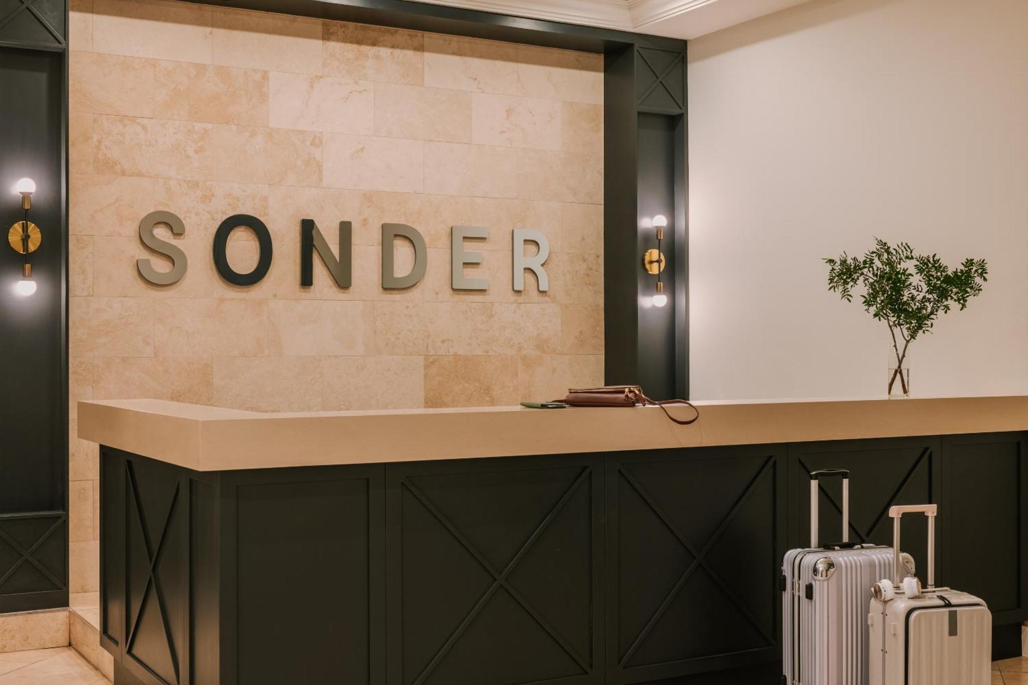 Sonder By Marriott Bonvoy Le Victoria Apartments Old Montreal Монреаль Экстерьер фото